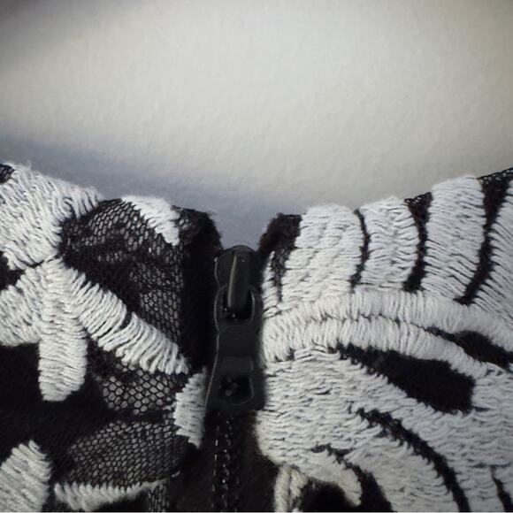 Alice + Olive Mesh Lace Embroidered Long Sleeve Dress Cutout Back Cut Out Zip 10 - Picture 9 of 12